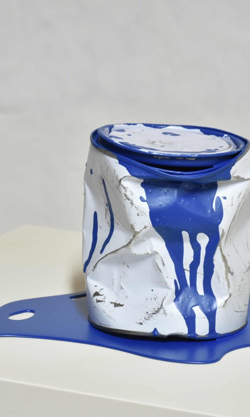 Le vieux pot de peinture bleu by Yannick Bouillault