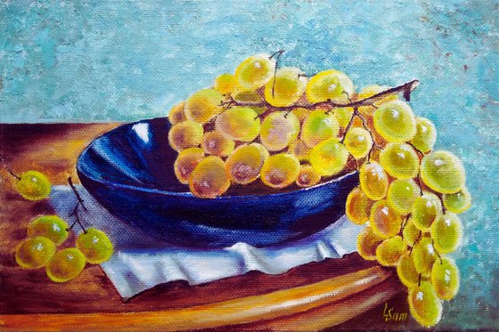 Autumn grapes on a blue plate