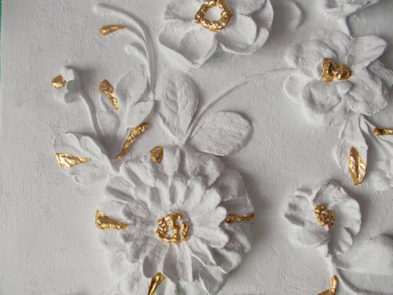 sculptural wall art “Grace and Gold”