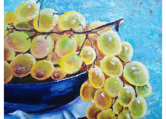 Autumn grapes on a blue plate