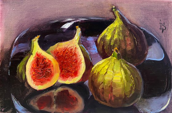 Figs on the black plate