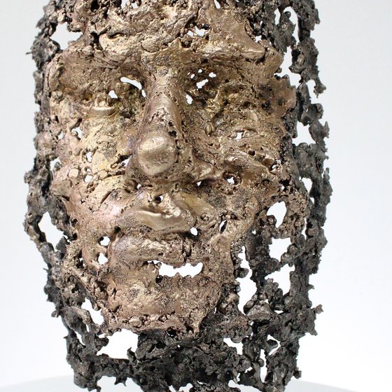 Out of the woods - Face sculpture bronze steel