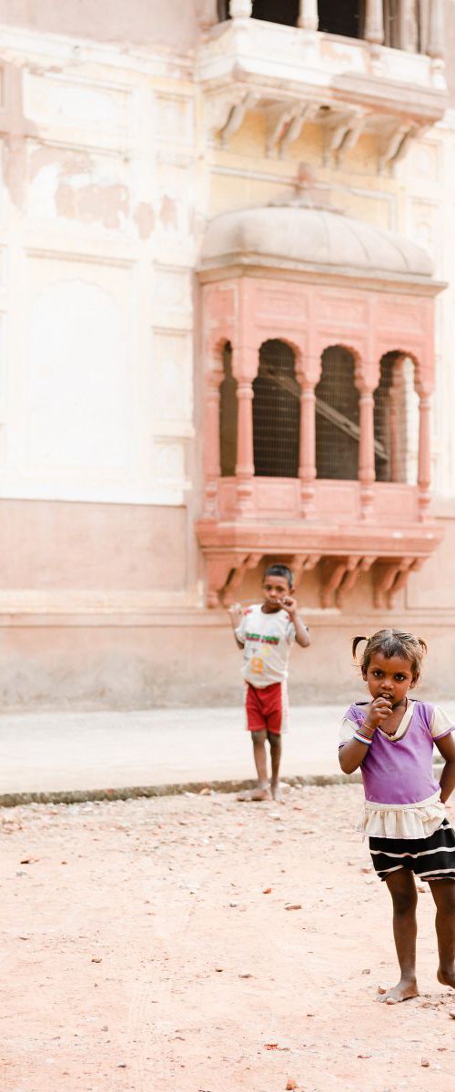 Begging Children in Amritsar by Tom Hanslien