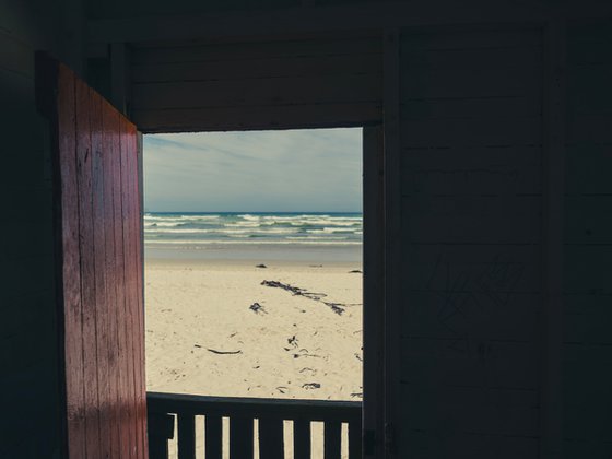 A GLIMPSE OF BEACH