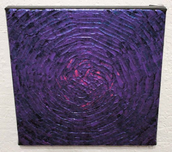 Small iridescent grey purple pink shine