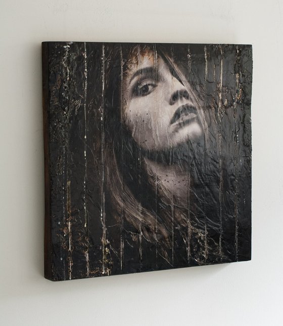 "Melt you near" (60x60x4 cm) - Unique portrait artwork on wood (abstract, portrait, gold, original, resin, beeswax, painting)