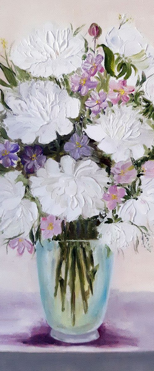 Flowers in a vase by Luba Ostroushko
