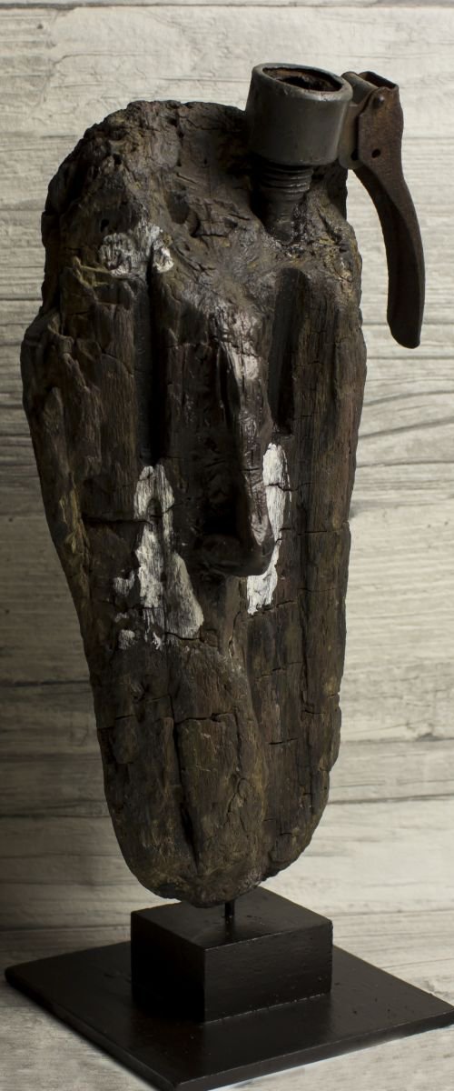 Sculpure driftwoof, grenade hand, Kamikaze by Lionel Le Jeune