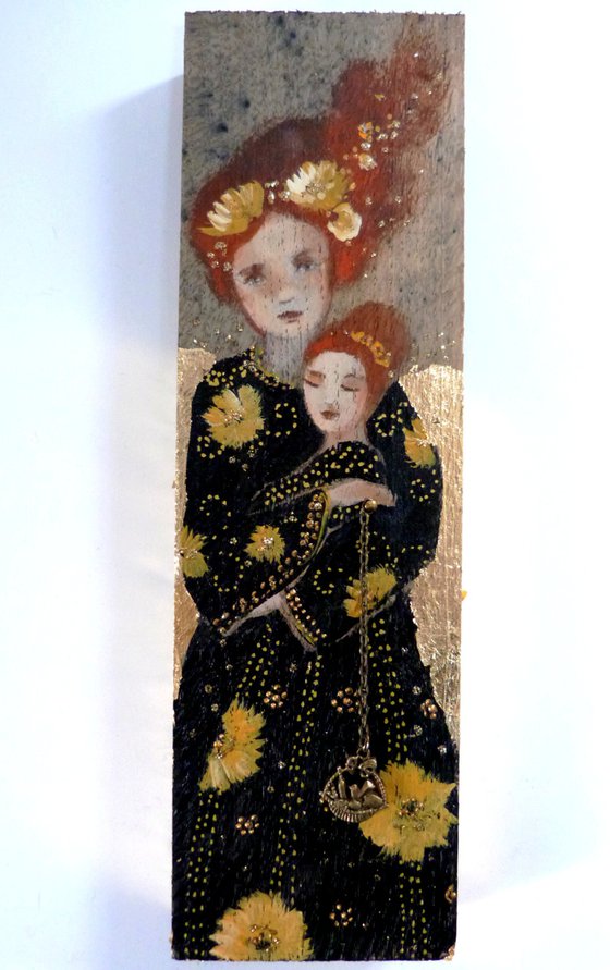 Painting on wood Maternity theme : The golden embrace.