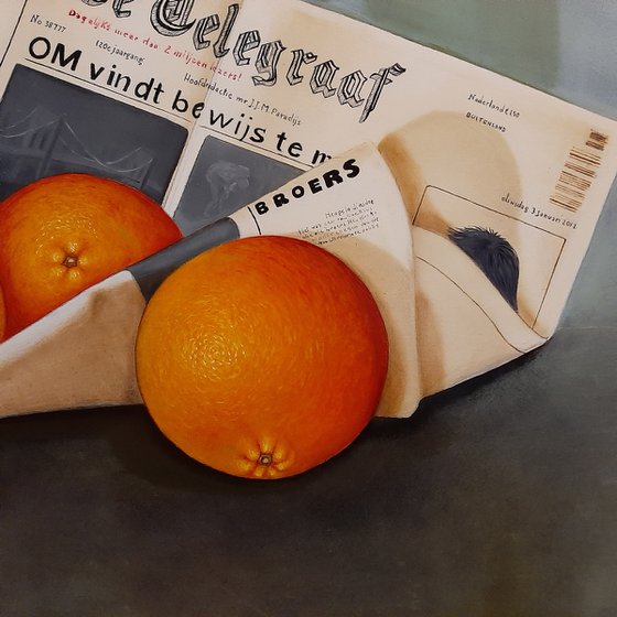 Newspaper De Telegraaf with oranges