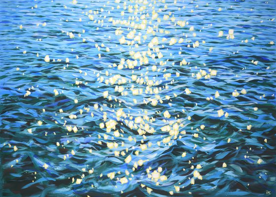 Blue ocean. Glare.