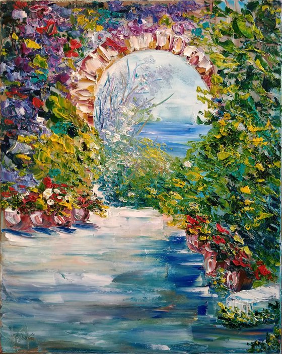 Sea view from the garden through the arch