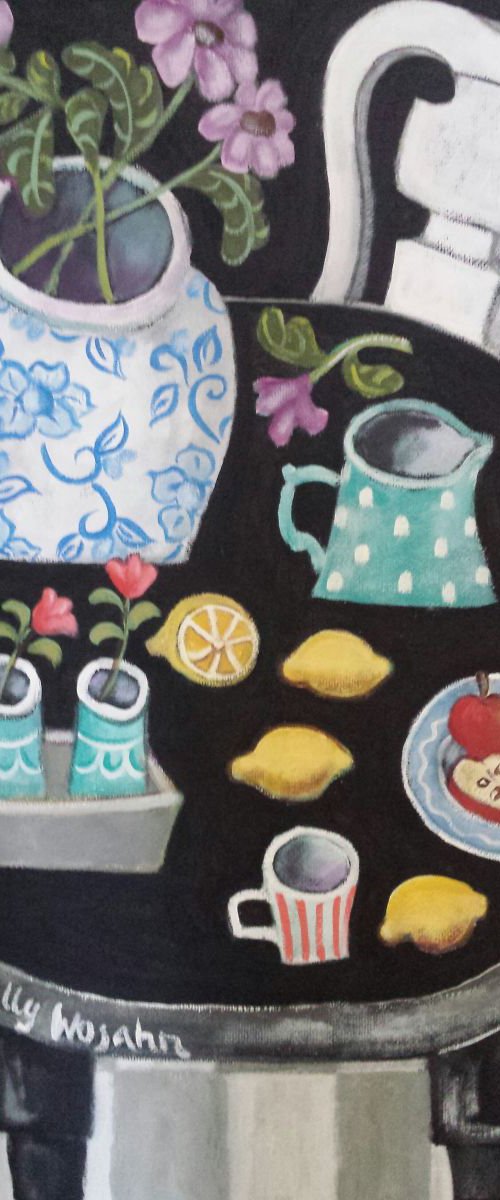 Sur la Table en Blanche et Noir; Fleurs Violet, et Fruits by Holly Wojahn