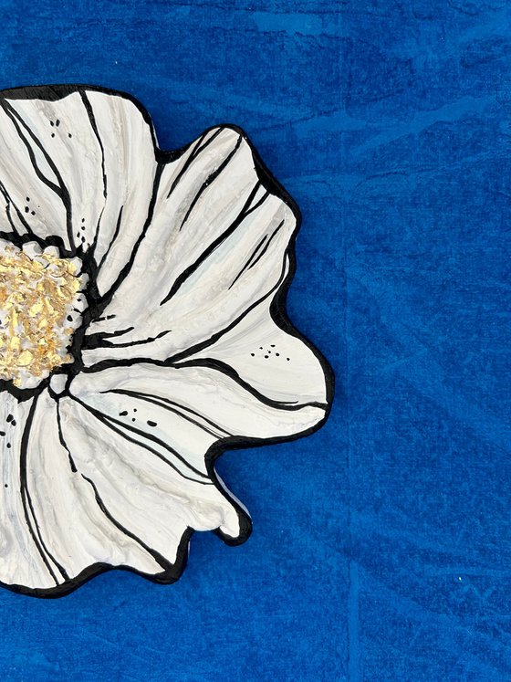 Small white sculptured  flower