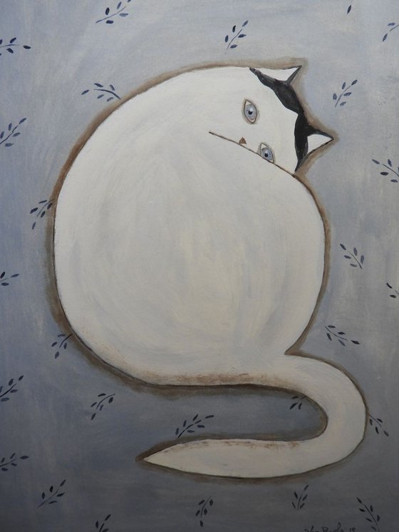 The white cat between the leaves