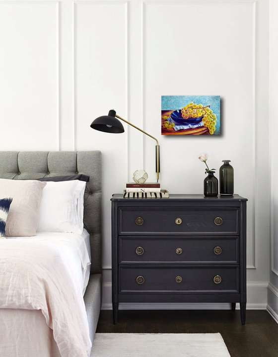 Autumn grapes on a blue plate