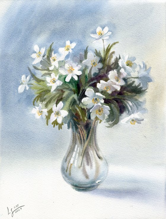 Early flowers in a glass vase