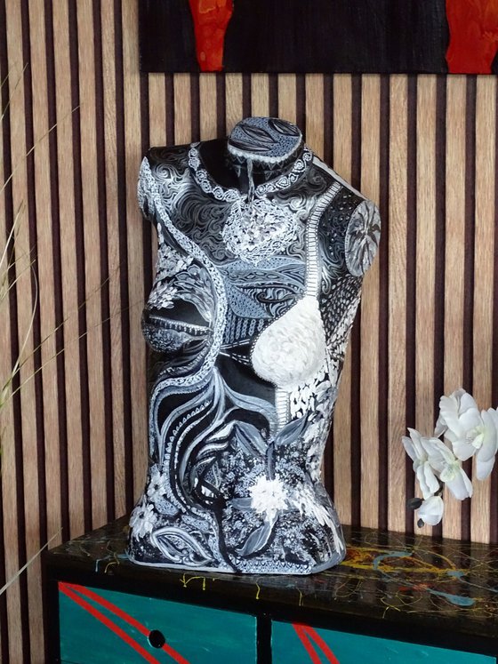 Mannequin bust B/W