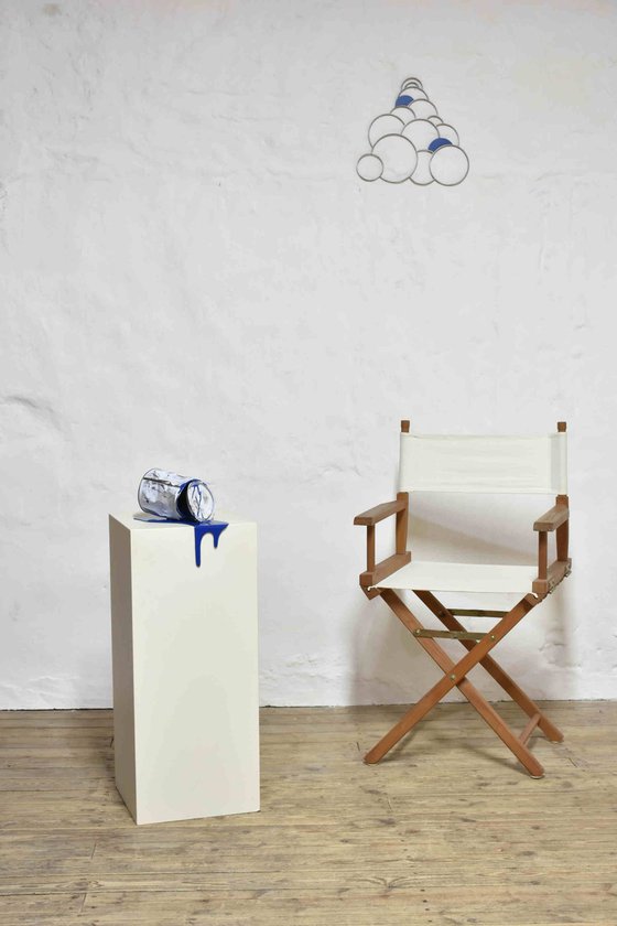 Le vieux pot de peinture bleu