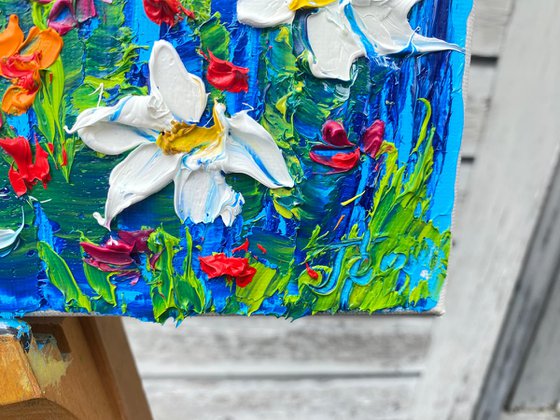 Daisies at the meadow. Impasto painting