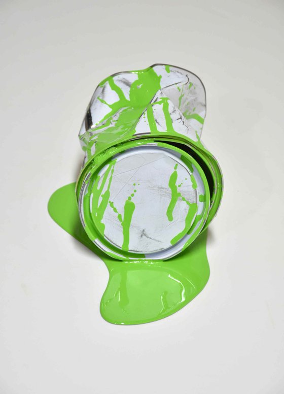 Le vieux pot de peinture vert