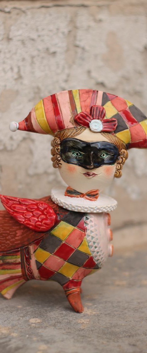 Masked bird II. Ceramic sculpture by Elya Yalonetski