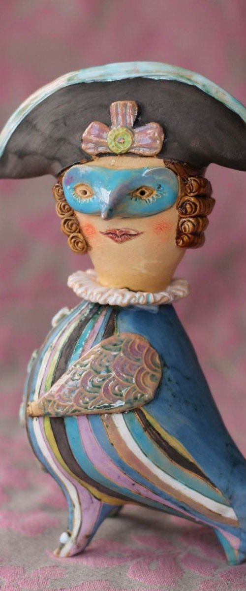 Black Hat Bird. Ceramic sculpture by Elya Yalonetski
