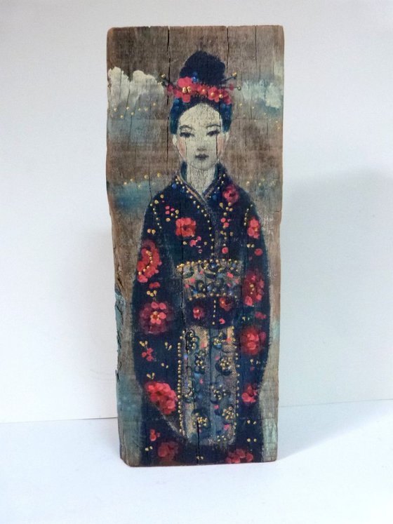 Totem sculpture Asian woman on painted wood.