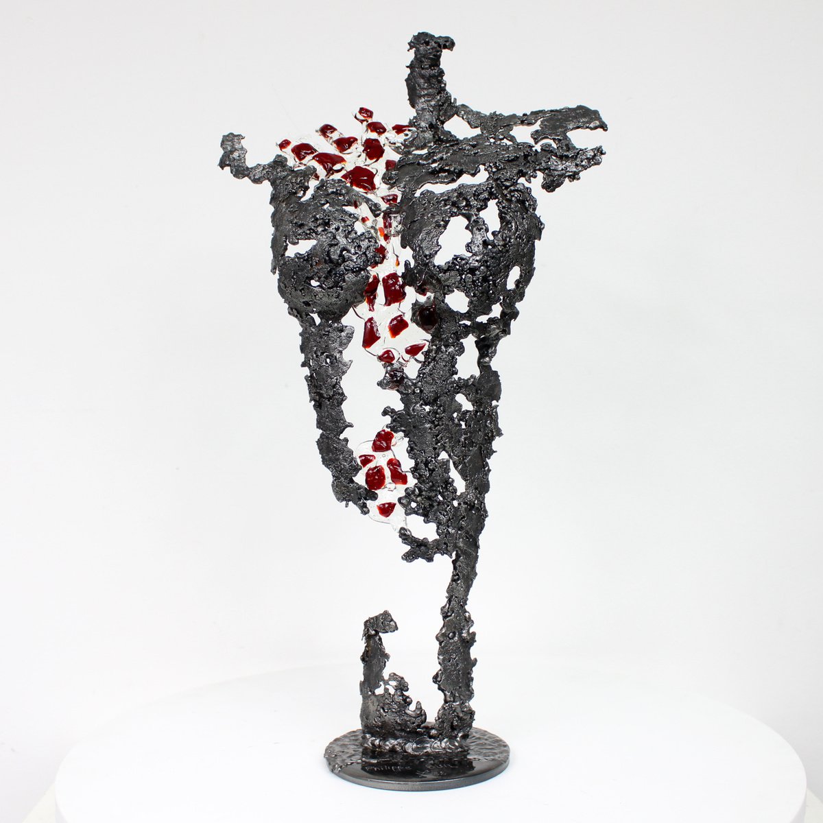 Pavarti Vermillon - Woman body sculpture in metal and glass lace by Philippe Buil