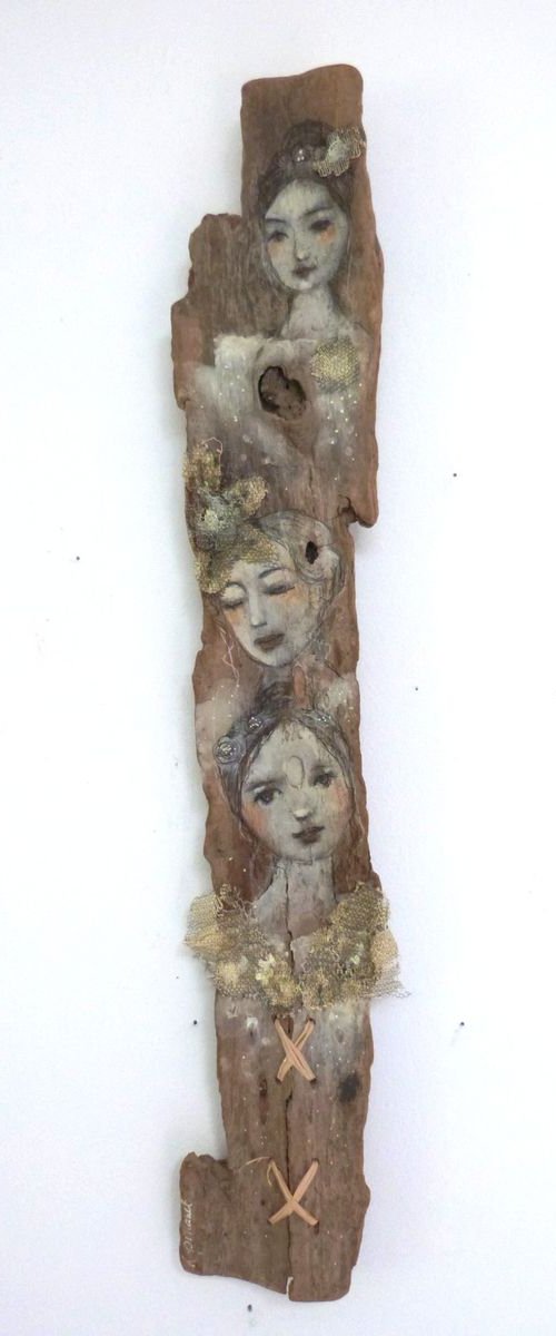 "Trio de coeur" mixed media on driftwood by Loetitia Pillault