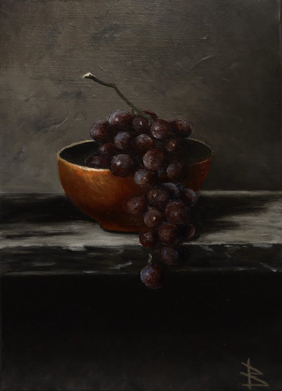 The bowl with grapes