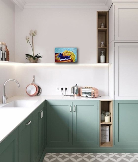 Autumn grapes on a blue plate