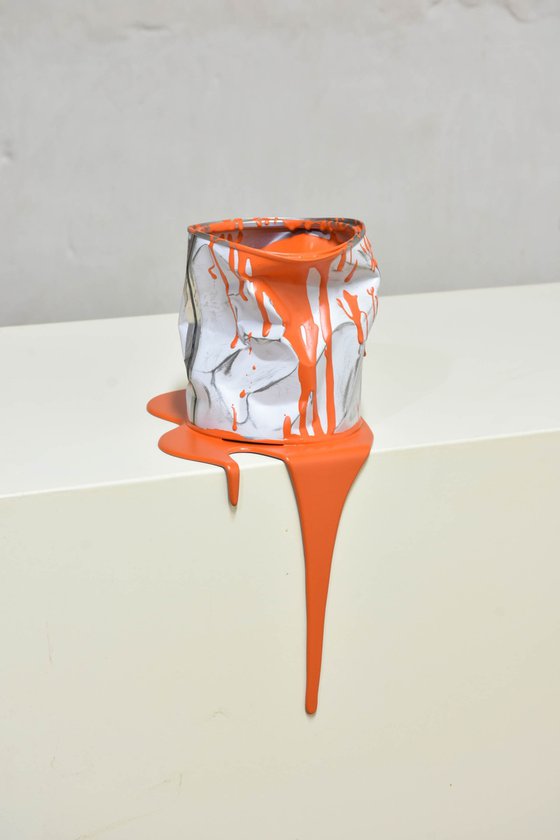 Le vieux pot de peinture orange - 328