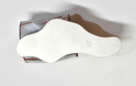 Le vieux pot de peinture rouge