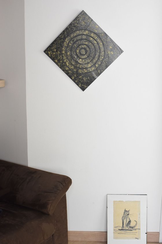 GOLDEN CIRCULAR TRACES