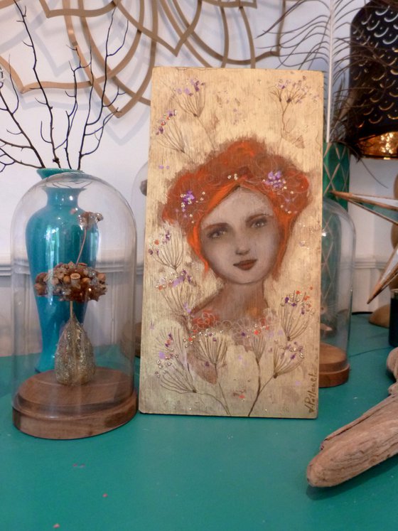 Sentimental 30 x 15 cm. Romantic redheaded woman on wood.