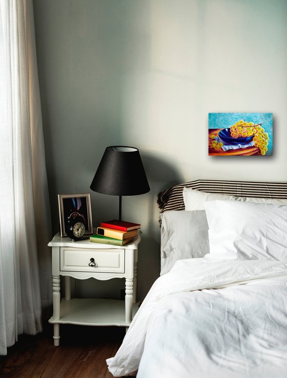 Autumn grapes on a blue plate