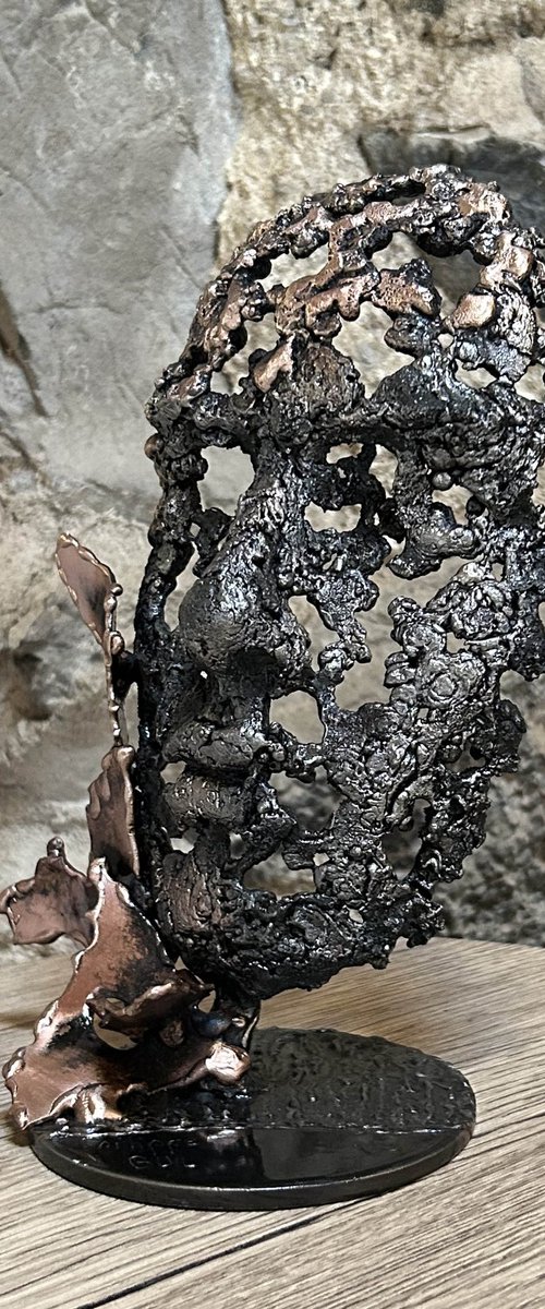 A tear 26-25 - Face sculpture by Philippe Buil