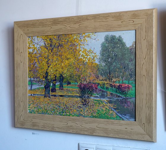 A boulevard in Maryino in the rain. October