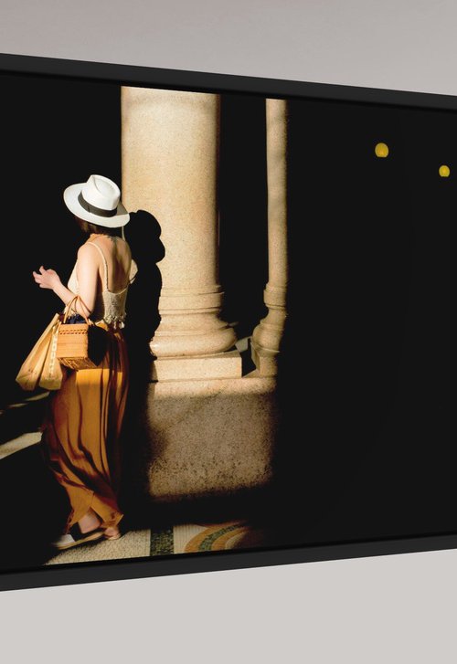 La Dame Qui Attend by Hyun De Grande