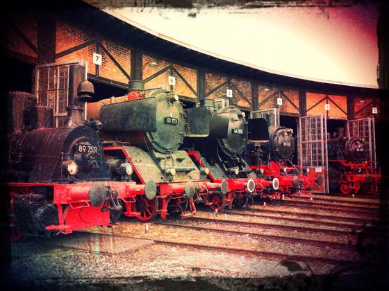Old steam trains in the depot - print on canvas 60x80x4cm - 08504m3