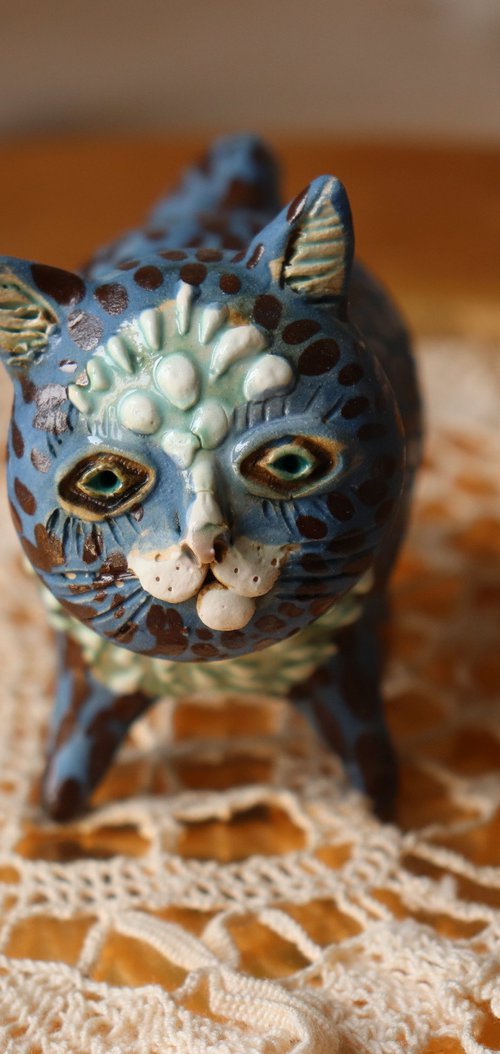 Blue Pussycat. Tiny sculpture by Elya Yalonetski by Elya Yalonetski