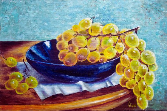 Autumn grapes on a blue plate