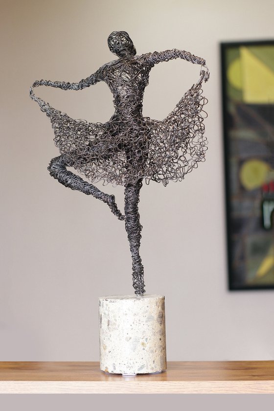 Ballerina (49x28x11 2.5kg iron, concrete)