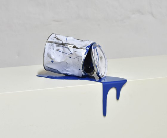 Le vieux pot de peinture bleu