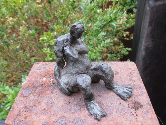 strong girl - bronze only 7 massiv sculpture