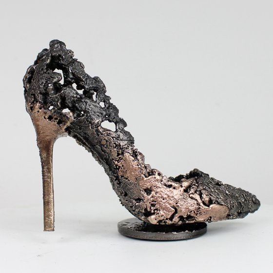 Stiletto heel shoe - Sculpture in bronze and steel lace