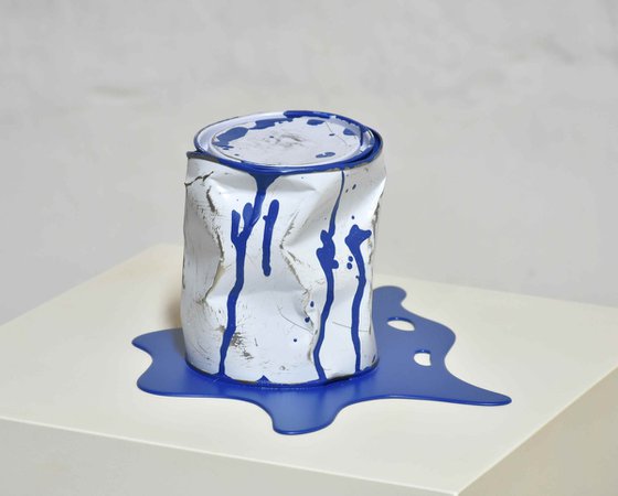 Le vieux pot de peinture bleu