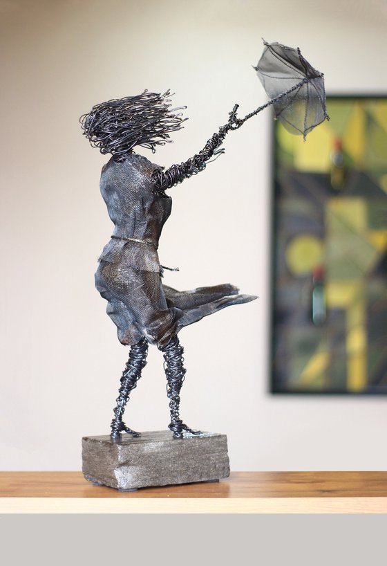 Playing with the wind (52x29x14cm 3kg iron, basalt)