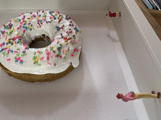 Freedom People ,,White Donut’‘ Eka Peradze Art
